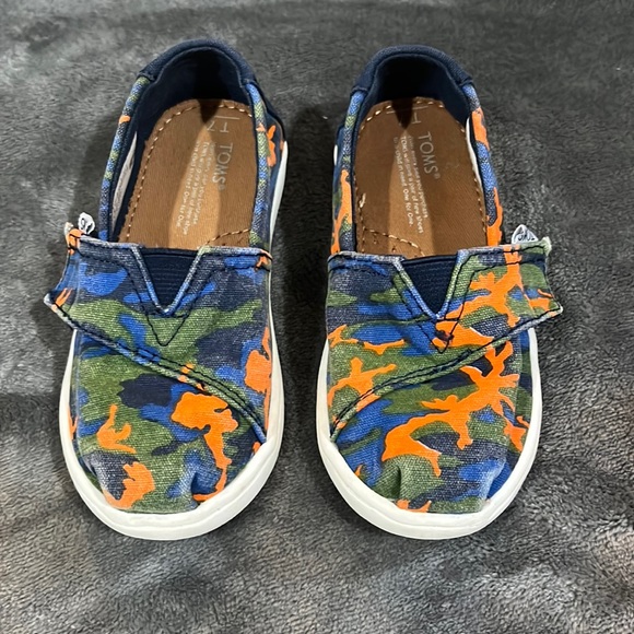 Toms Army Print Toddler Sz 7T Blue/Orange/Wht GUC - Picture 1 of 7